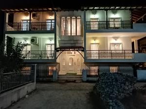 un grand immeuble avec deux balcons et une porte dans l'établissement Villa Alexandra Ierissos, à Ierissos
