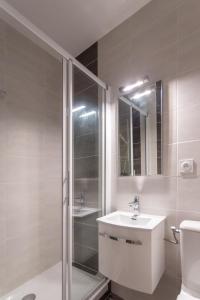 La salle de bains est pourvue d'une douche, d'un lavabo et de toilettes. dans l'établissement Cocon, vue Rodez, terrasse, box, musée Soulages, à Rodez