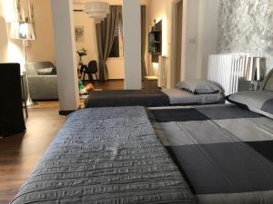 ein Schlafzimmer mit zwei Betten und ein Wohnzimmer in der Unterkunft HOME EXPERIENCE in Bari