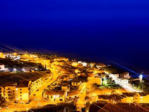 a view of a town at night with lights at GuestReady - Sonho dos Avós in Câmara de Lobos