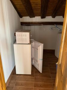 La cuisine est équipée d'un four micro-ondes et d'un réfrigérateur. dans l'établissement Habitación Rural El Chorrillo, à Castril