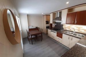 Kuchyňa alebo kuchynka v ubytovaní Modern huge appartement, just 100 m from the beach
