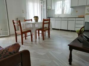 Kuchyň nebo kuchyňský kout v ubytování Villa Alexandra Ierissos