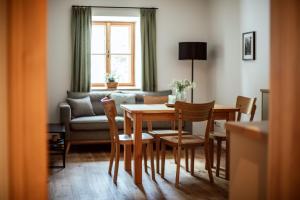 sala de estar con mesa, sillas y sofá en the salt residences, en Hallein