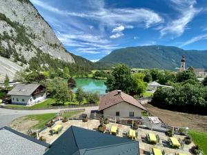 ナッセライトにあるLandhotel Seeblickの湖と山のある村の空中風景