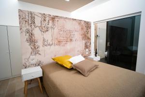 Tempat tidur dalam kamar di L' Angolo dei poeti - Bed and Breakfast