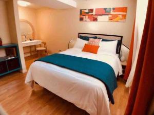 En eller flere senge i et værelse på Valencia Suite - 2 Bedroom basement