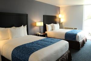 เตียงในห้องที่ Travelodge by Wyndham Water's Edge Hotel - Racine