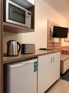 Kuchyň nebo kuchyňský kout v ubytování Charleville Motel