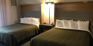 une chambre d'hôtel avec 2 lits côte à côte dans l'établissement Holiday Inn - Clarkston - Lewiston, an IHG Hotel, à Clarkston