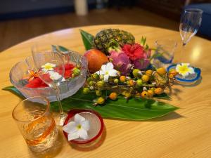 - une table avec une assiette de fleurs et des verres à vin dans l'établissement Irodoru, à Ishigaki