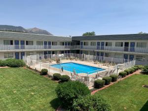 an apartment building with a swimming pool in a yard at Motel 6-Flagstaff, AZ - Butler in Flagstaff