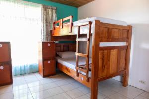 Hostel Bouganvilia Bed and Breakfast في سان رامون: غرفة نوم مع أسرة بطابقين في غرفة