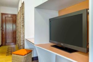 TV a/nebo společenská místnost v ubytování Marirath Boutique Hotel
