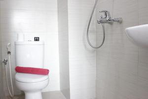Bilik mandi di Simply Homey Studio at Gateway Pasteur Apartment near Exit Toll By Travelio +7 gambar