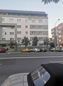 un edificio con coches aparcados al lado de una calle en HB Brilliant, en Brasov