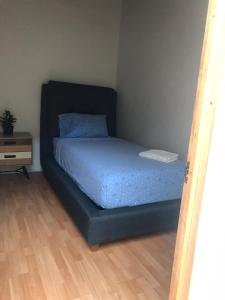 Giường trong phòng chung tại VERSALLES rooms