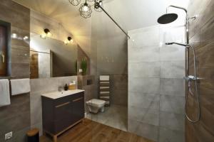 ein Badezimmer mit Dusche, Waschbecken und Toilette in der Unterkunft Dom w Lubiatowie całoroczny in Lubiatowo + 15 Fotos