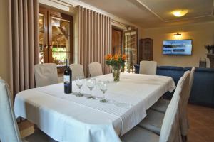 ein Tisch mit Weingläsern und Blumen darauf in der Unterkunft Dom w Lubiatowie całoroczny in Lubiatowo