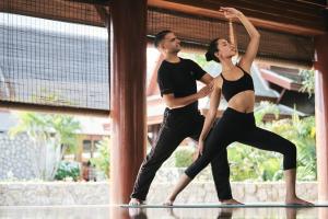 ein Mann und eine Frau tanzen in einem Fitnessstudio in der Unterkunft Chiva-Som International Health Resorts in Hua Hin