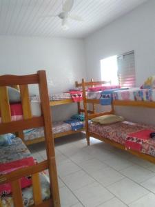 מיטה או מיטות קומותיים בחדר ב-Pousada Itália
