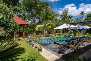 an image of a swimming pool in a backyard at Surya Maha Bungallo in Nusa Penida