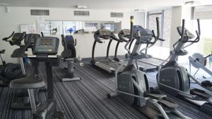 un gimnasio con varias bicicletas cardiovasculares y máquinas de correr en Canberra CBD Metropolitan, en Canberra 6 fotos más