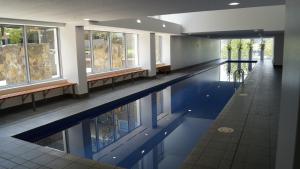 an empty swimming pool in a building with windows at Canberra CBD Metropolitan in Canberra