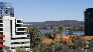 vistas a un edificio y a un lago en Canberra CBD Metropolitan, en Canberra
