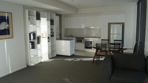 Una cocina o kitchenette en Canberra CBD Metropolitan