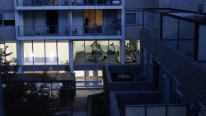 vistas a un edificio de apartamentos con personas en el balcón en Canberra CBD Metropolitan, en Canberra