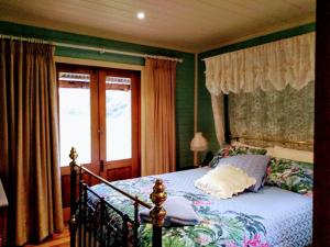 
A bed or beds in a room at Colby Cottages, Wooragee near Beechworth
