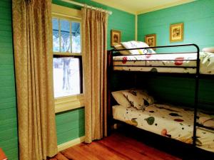 
A bunk bed or bunk beds in a room at Colby Cottages, Wooragee near Beechworth
