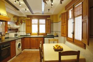 Una cocina o zona de cocina en Casa Rural Rosa