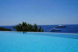 Seethrough Mykonos Suites内部或周边的泳池