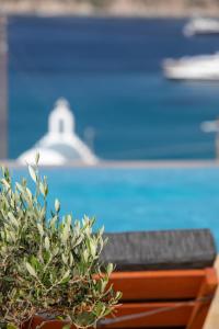 Seethrough Mykonos Suites内部或周边的泳池