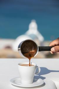 Seethrough Mykonos Suites的咖啡和沏茶工具