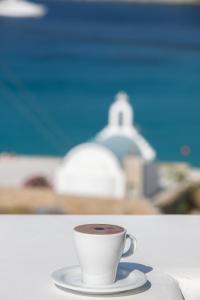 Seethrough Mykonos Suites的咖啡和沏茶工具