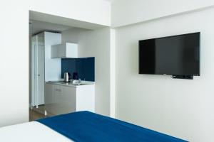 TV a/nebo společenská místnost v ubytování Orbi City Hotel Official