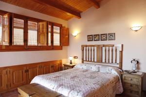 Un dormitorio con una cama grande y armarios de madera. en Casa Rural Rosa, en Cabanes