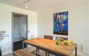 Un comedor con mesa y sillas de madera. en Stunning Apartment In Væggerløse With Wifi And 1 Bedrooms, en Bøtø By