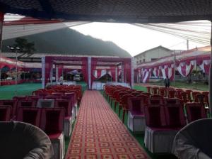 Tienda grande con sillas rojas y mesa en Hotel Utsav Palace en Uttarkāshi