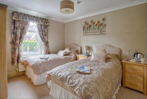 - une chambre avec 2 lits et une fenêtre dans l'établissement Sandown & The Annexe, à Douvres