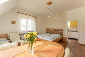ein Wohnzimmer mit einem Tisch und einem Bett in der Unterkunft VS apartmán in Turnov