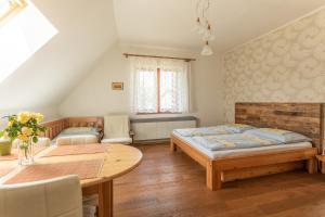 Ein Bett oder Betten in einem Zimmer der Unterkunft VS apartmán