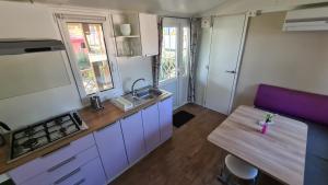 Kuchyň nebo kuchyňský kout v ubytování Mobilhome Victoria Camping Lanterna