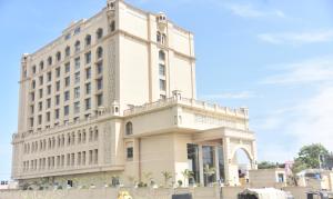 um grande edifício branco com uma torre em Lemon Tree Premier, Dwarka em Dwarka