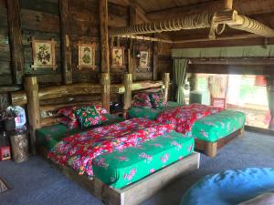 Postel nebo postele na pokoji v ubytování Forest Glass inn