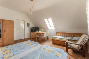 1 Schlafzimmer mit 2 Betten, einem Schreibtisch und einem TV in der Unterkunft VS apartmán in Turnov