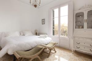 A bed or beds in a room at SCENARIO & LLUM - Sagrada Familia
